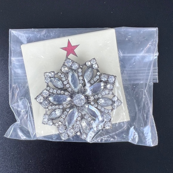 🚨3 for $16🚨 MACY’S - Rhinestone Star Brooch - Picture 4 of 4